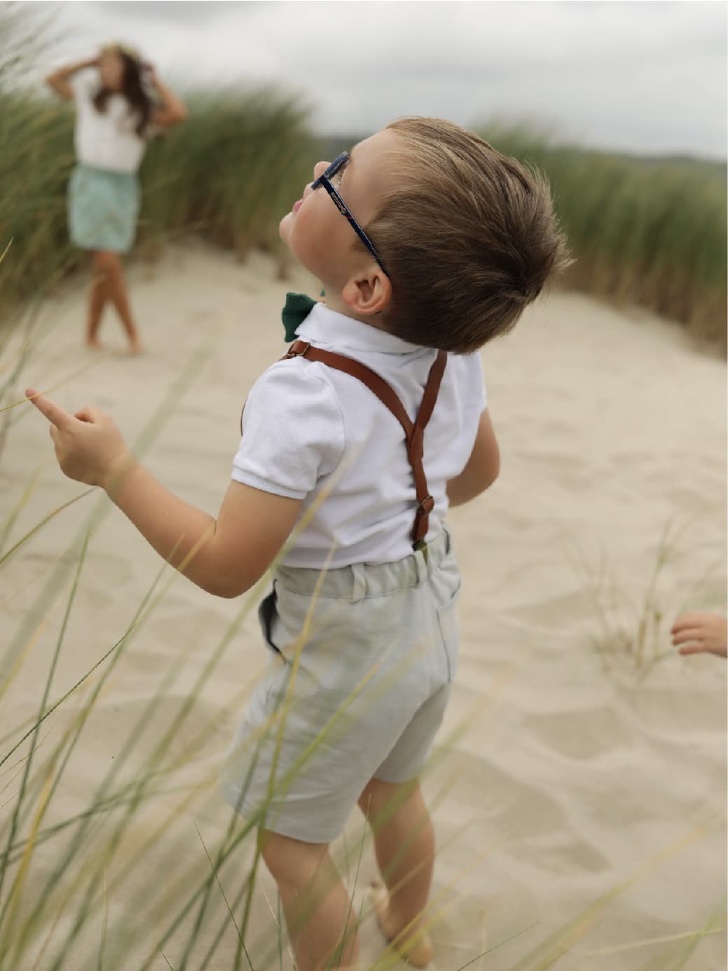 Garçon dans le sable portant un short ou bermuda Berlingot