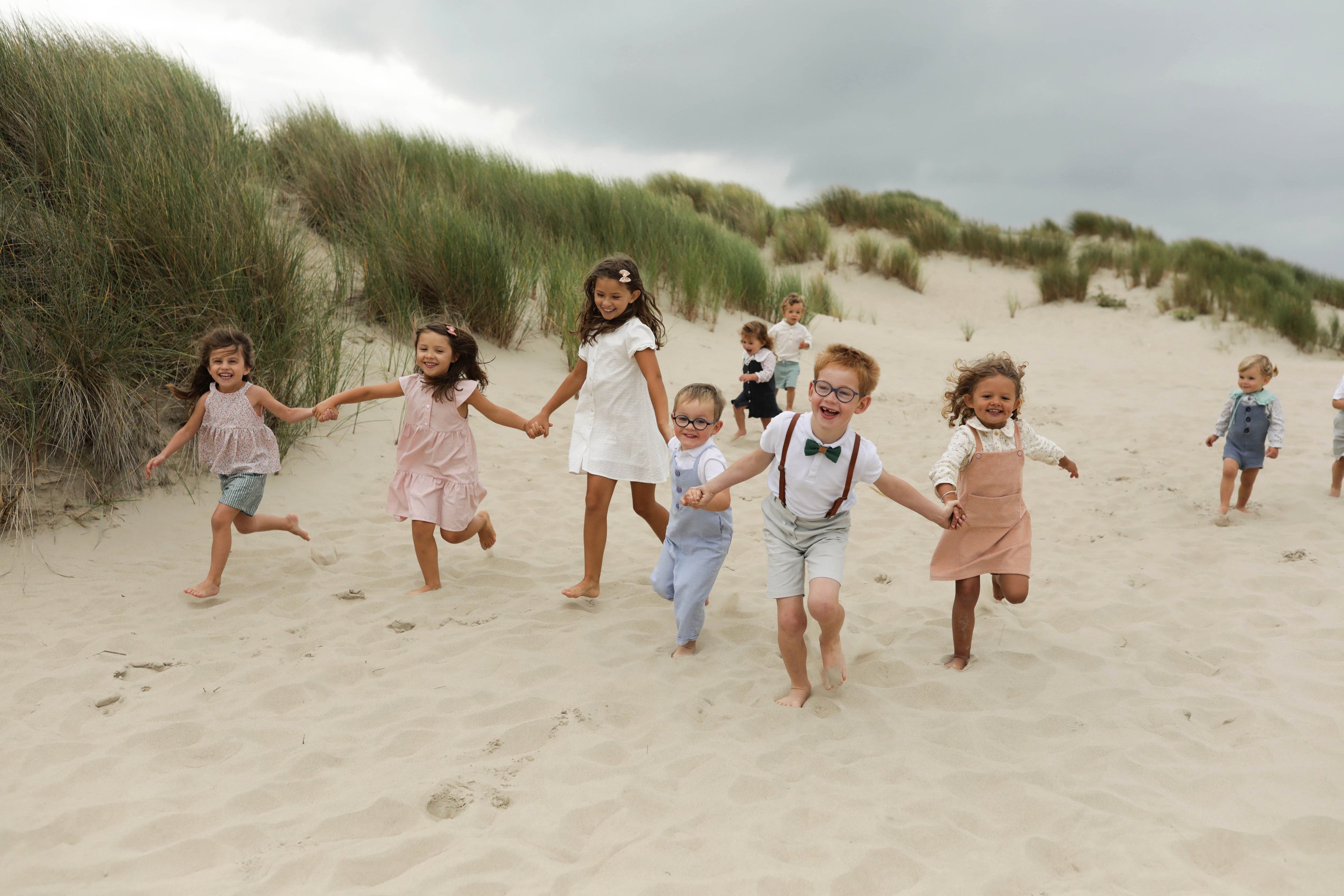 Image d'enfants courant dans les dunes