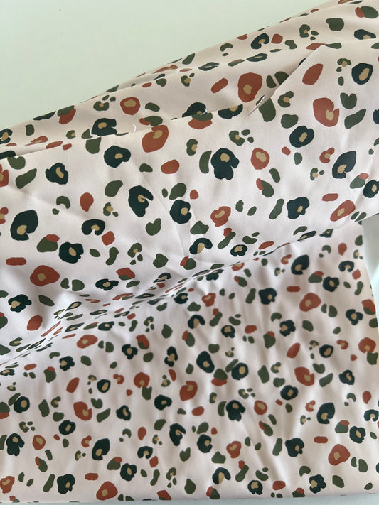 Tissu Imperméable Motif Léopard – Coupon de 50 cm - Môme - Petits Patrons