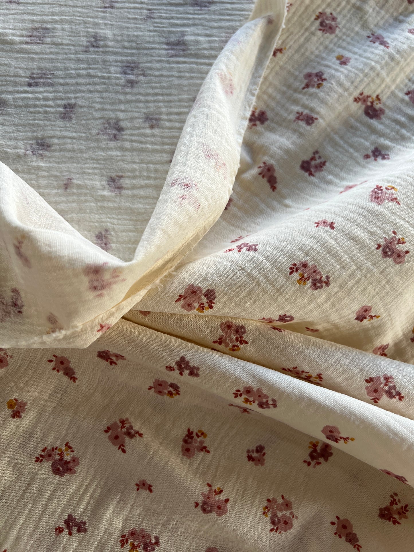 Tissu Gaze Motif Fleuri – 100% Coton Oeko-Tex – Coupon de 50 cm - Môme - Petits Patrons