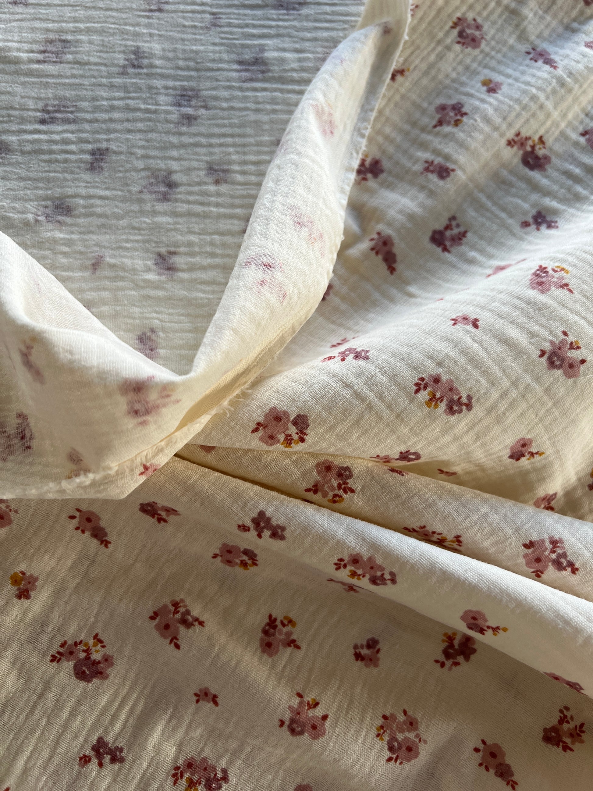 Tissu Gaze Motif Fleuri – 100% Coton Oeko-Tex – Coupon de 50 cm - Môme - Petits Patrons