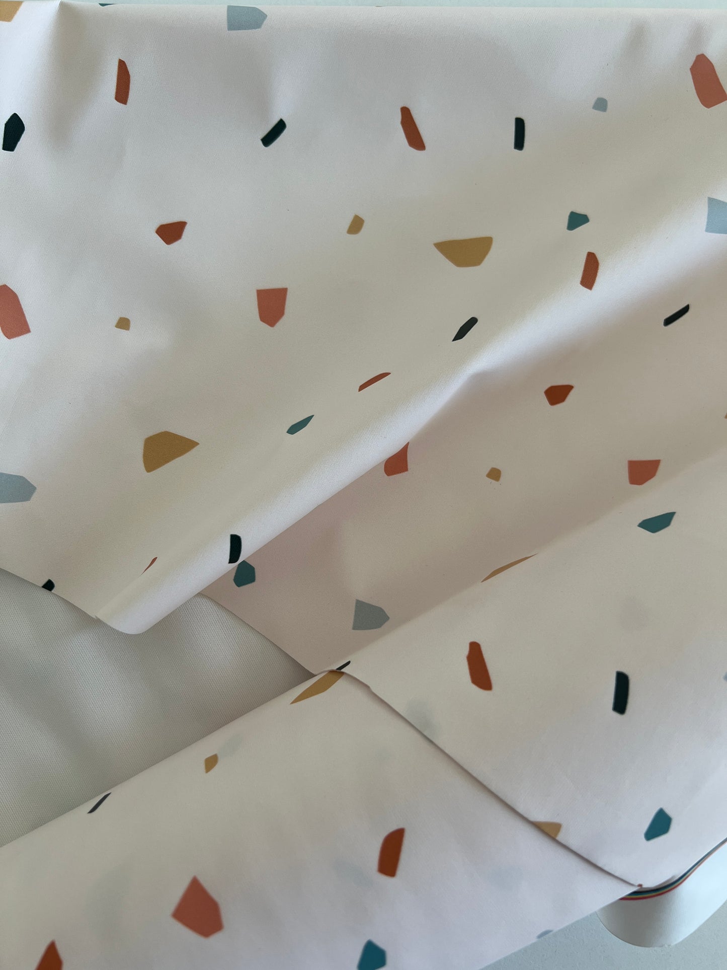 Tissu Imperméable Motif Terrazzo – Coupon de 50 cm - Môme - Petits Patrons