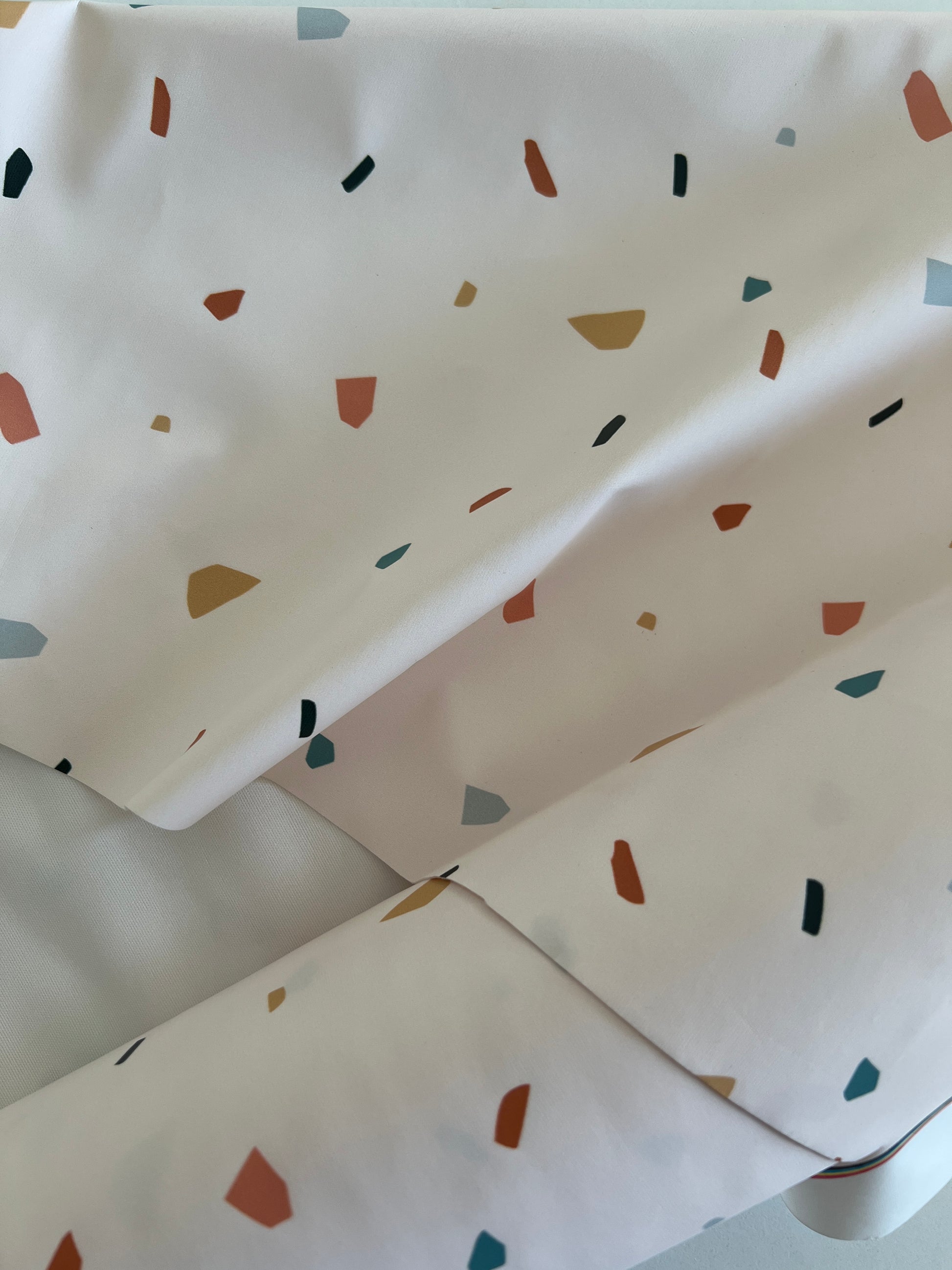 Tissu Imperméable Motif Terrazzo – Coupon de 50 cm - Môme - Petits Patrons