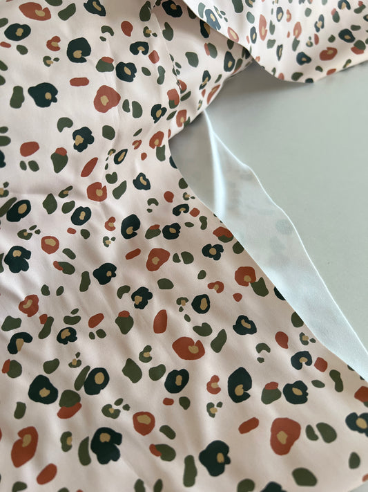 Tissu Imperméable Motif Léopard – Coupon de 50 cm - Môme - Petits Patrons