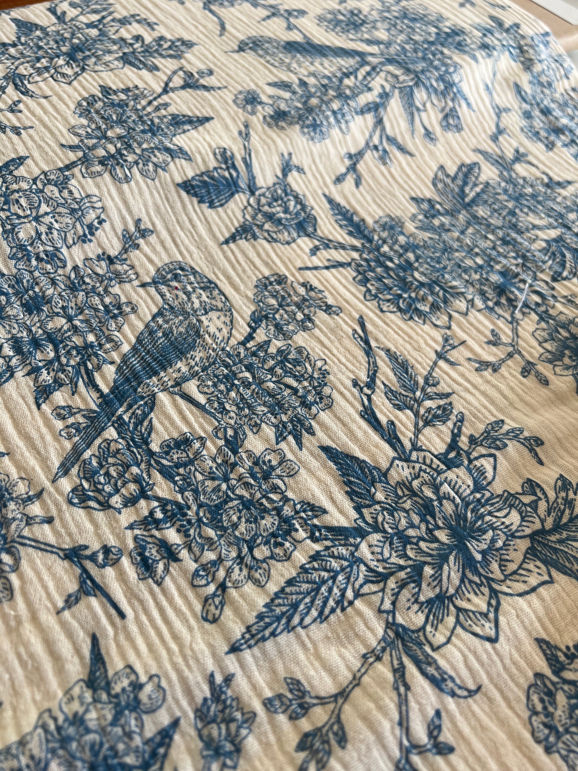 Tissu Gaze Motif Oiseau Bleu – 100% Coton Oeko-Tex – Coupon de 50 cm - Môme - Petits Patrons