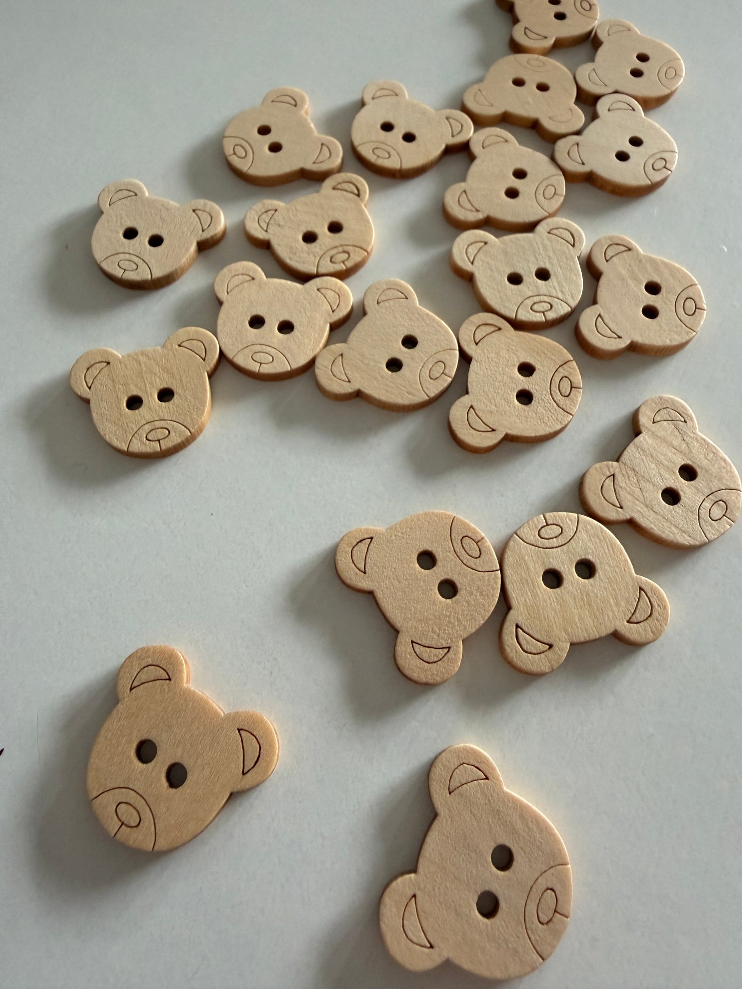 Lot de 10 boutons en bois gravés "ours"