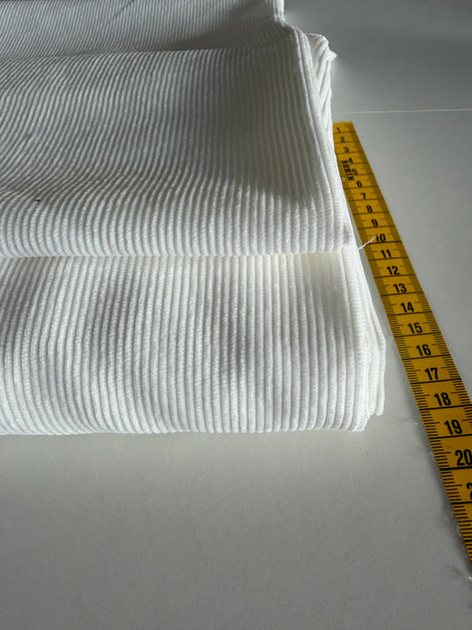 Tissu Velours Blanc (fines côtes) – Coupon de 50 cm