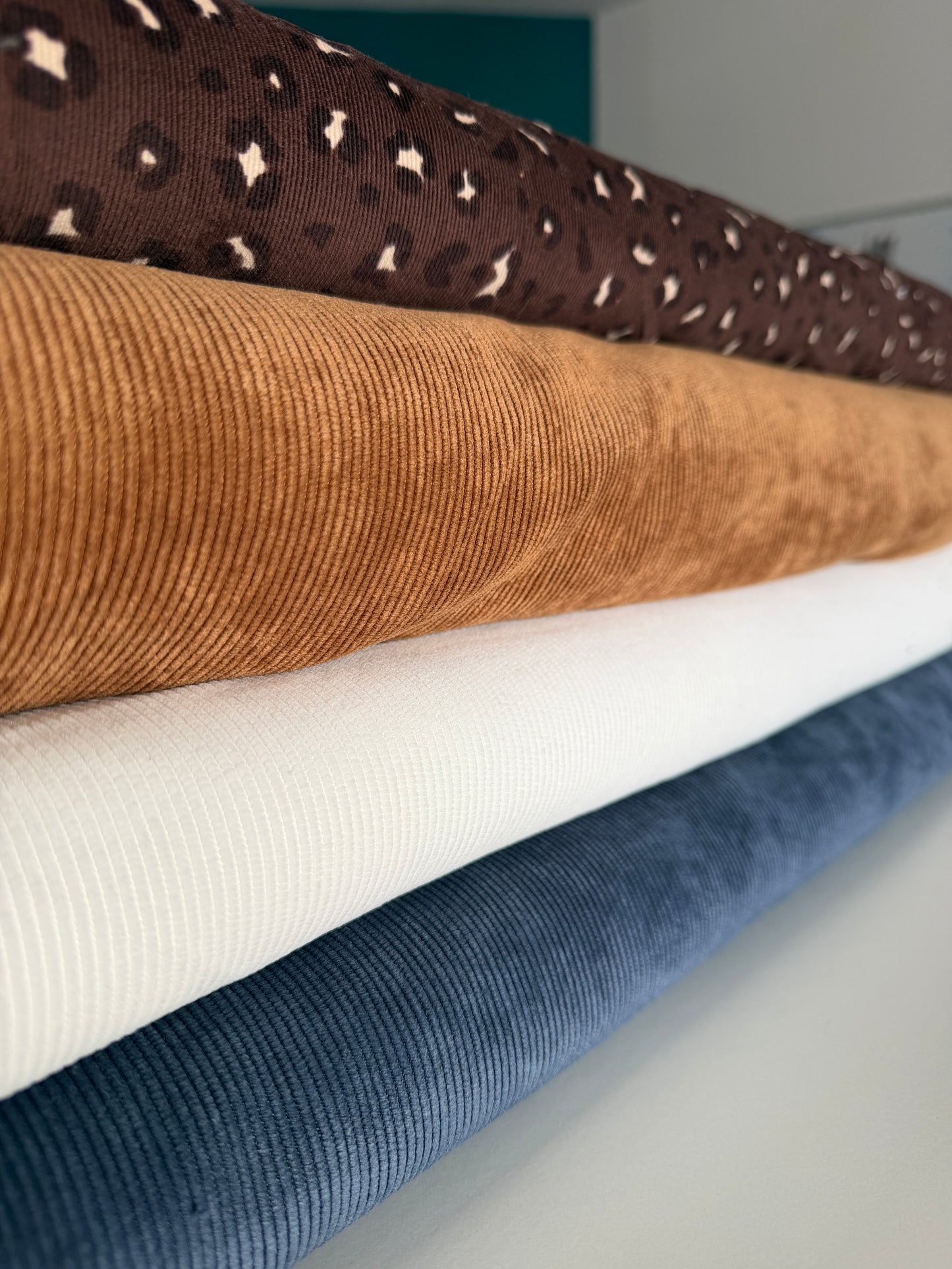 Tissu Velours Blanc (fines côtes) – Coupon de 50 cm