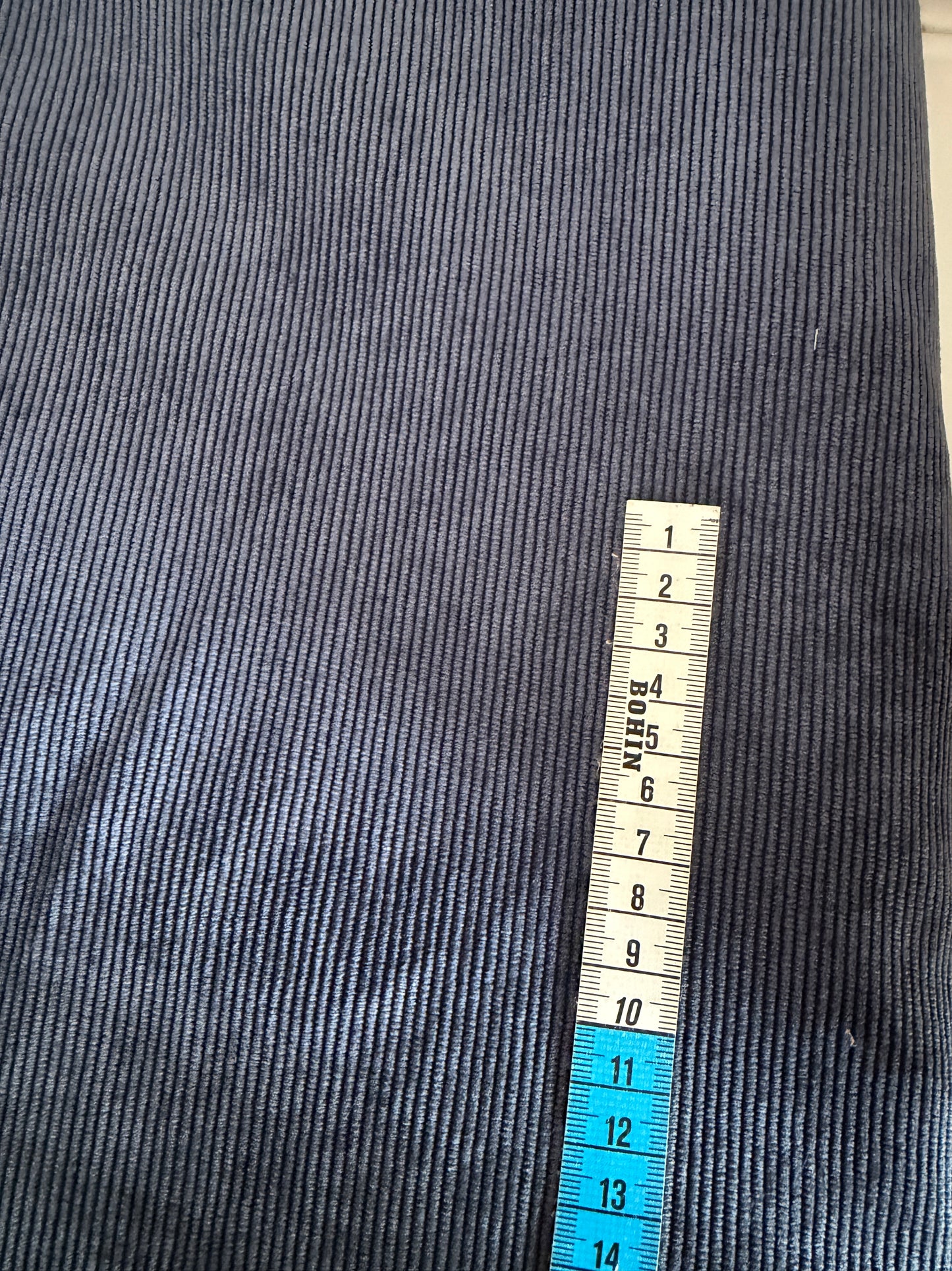 Tissu Velours Bleu Jean (fines côtes) – Coupon de 50 cm